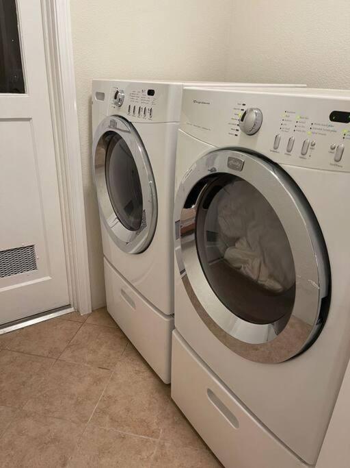 Brand New 2Br Cute Blue Led In North Fresno Apartment Exterior photo
