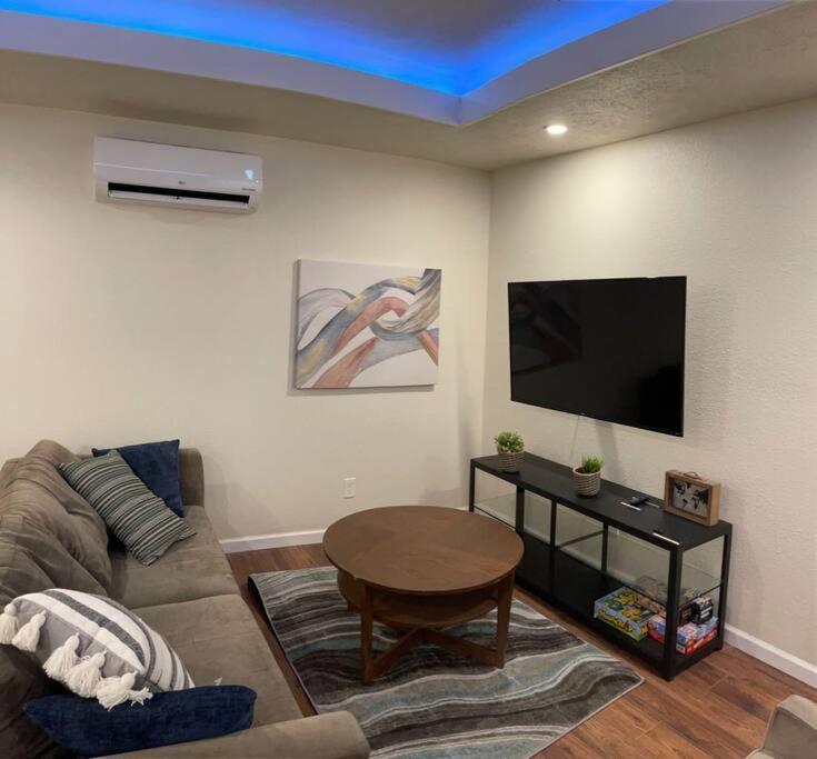 Brand New 2Br Cute Blue Led In North Fresno Apartment Exterior photo
